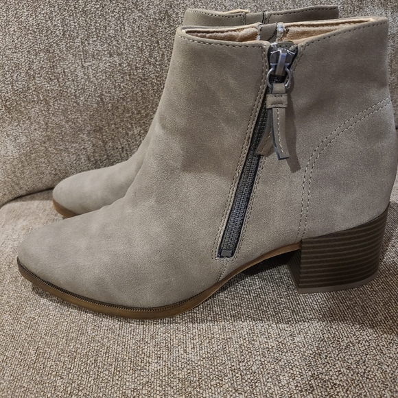 Lifestride Dynasty zippered bootie tan with 1.5 inch heel women's - Picture 2 of 10